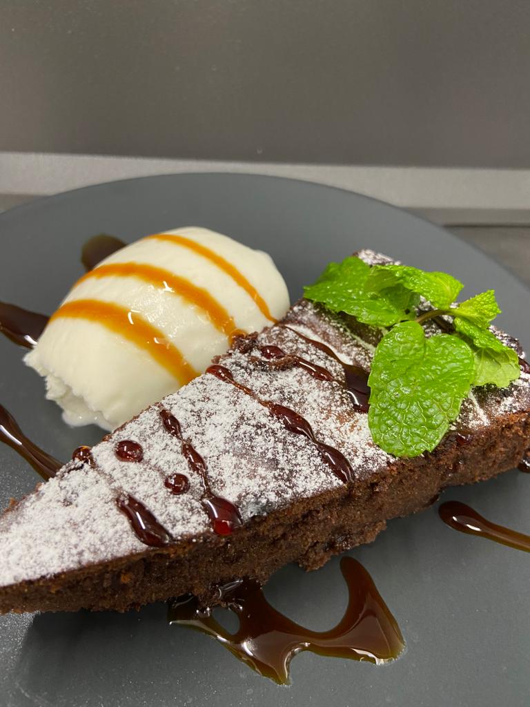 Bolo de chocolate com bola de gelado e caramelo